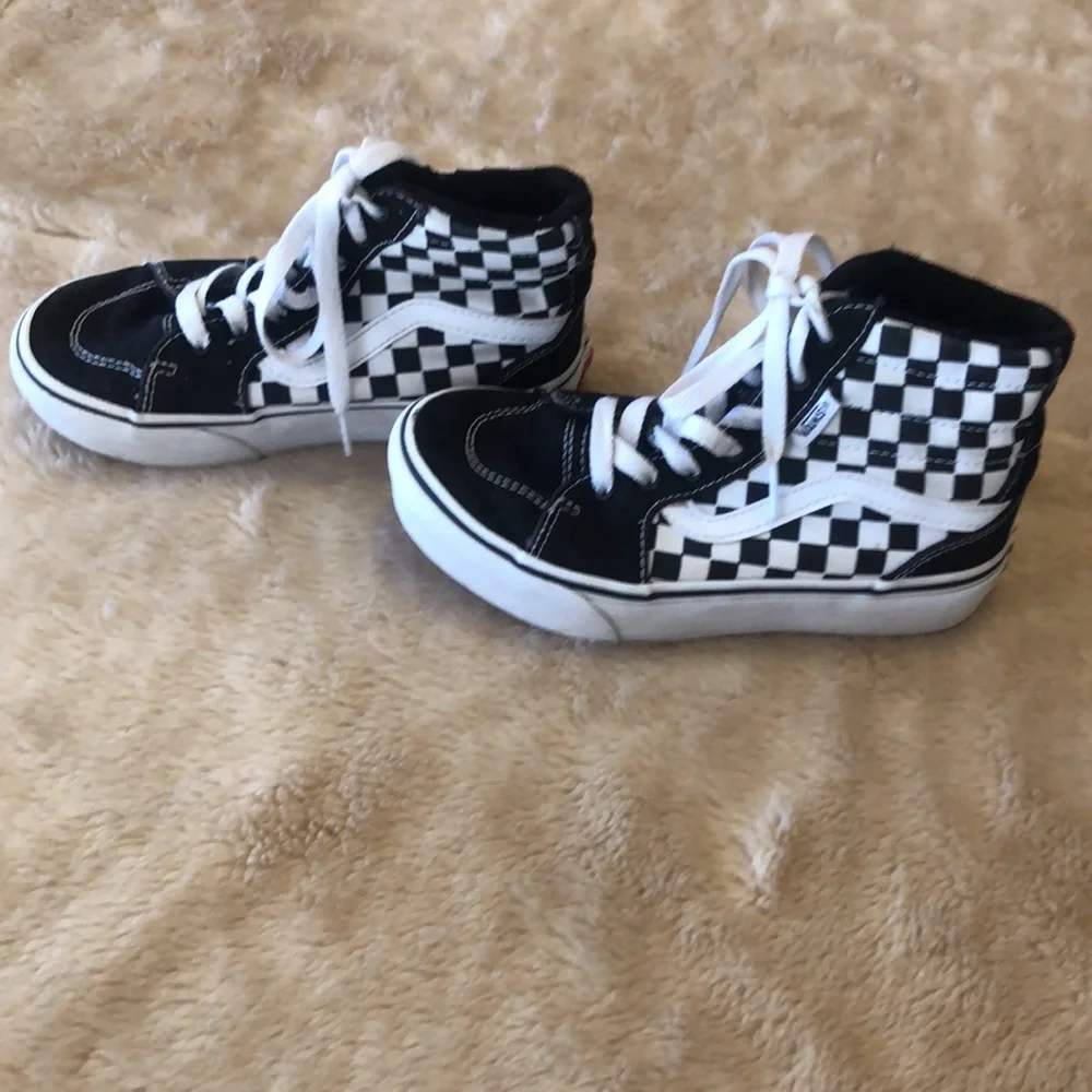 Vans Black and White Sneakers with Bold Stripes. 3331 - Picture 2 of 8